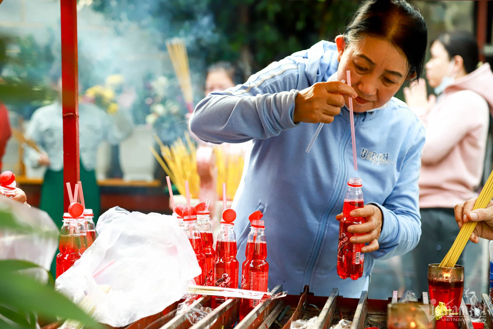 Tượng Phật bốn mặt ở TP.HCM hút ngàn người tới chiêm bái, dâng nước đỏ cầu may