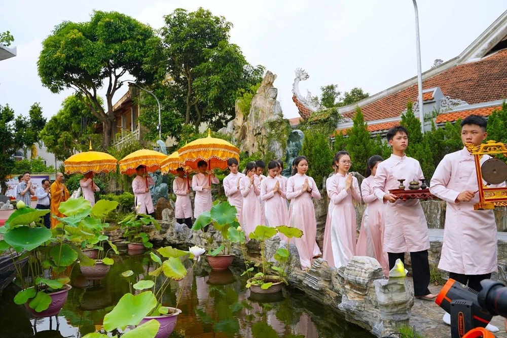 Hà Nội: Hơn 1200 bạn trẻ trở về chùa Quan Âm dự lễ cầu nguyện trước kì thi năm 2024